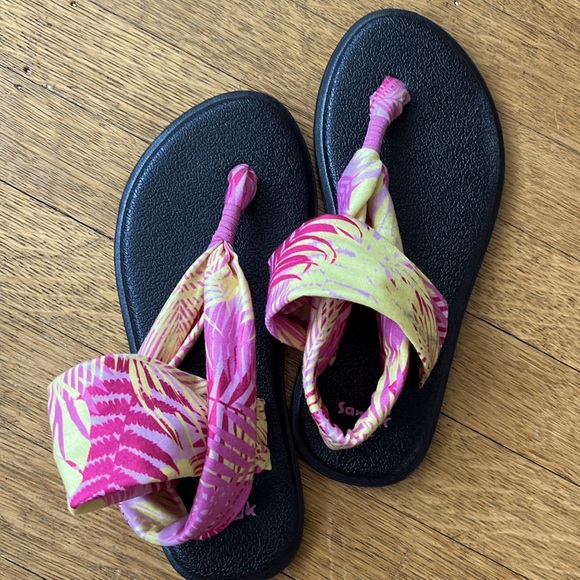 Sanuk yoga flip flops with pink and yellow palm tree printed fabric, girls 2/3 - Picture 1 of 5